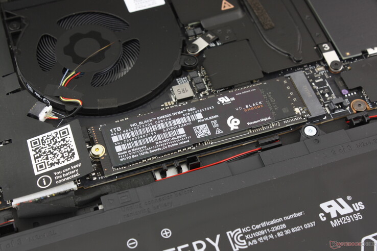 Model yalnızca bir dahili SSD'ye kadar destekler