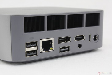 Arka kısım: USB-A 3.2 (10 Gbps), USB-A 2.0 (480 Mbps), RJ-45 (2.5 Gbps), DisplayPort 1.4 (4K@144), USB-A 2.0 (480 Mbps), HDMI 2.1 (4K@120), 3.5 mm kulaklık, USB-C 4.0 w/ DisplayPort + Güç Dağıtımı (40 Gbps), AC adaptörü