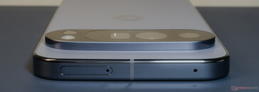 Üst: Nano SIM tepsisi, Mikrofon