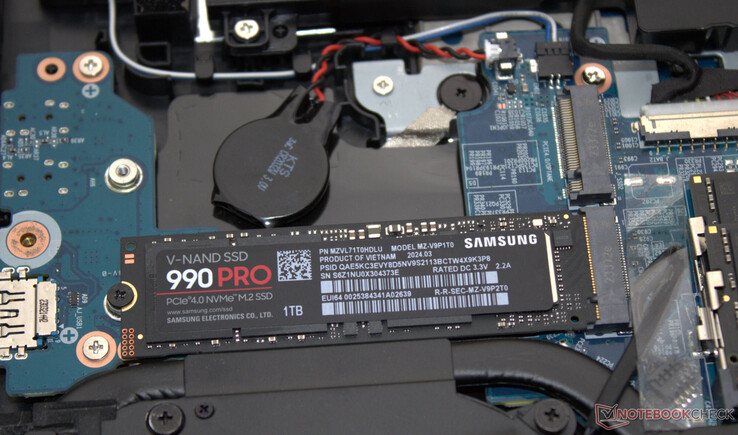 Pro 16, iki adet PCIe-4 SSD için alan sunar.