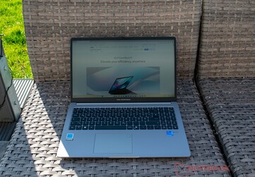 Asus ExpertBook P1 gölgede