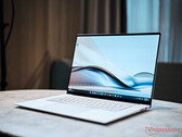 Asus Zenbook S 16 dizüstü bilgisayar incelemesi - 1,3 cm kalınlığında bir kasanın içinde AMD Zen 5'e sahip ilk Copilot+ dizüstü bilgisayar