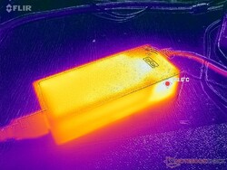 AC adaptörü zorlu yükleri çalıştırırken 39 C'nin üzerine çıkabilir