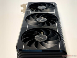 Prime RTX 5080 OC'nin üçlü eksenel teknoloji fanları boşta çalışırken tamamen duruyor