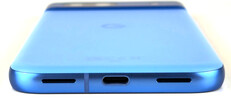 Alt kasa tarafı (hoparlör, USB bağlantı noktası, hoparlör)