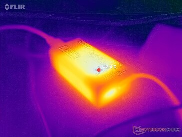 AC adaptörü zorlu yükleri çalıştırırken 42 C'nin üzerine ulaşır