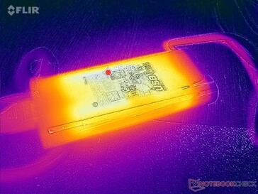 AC adaptörü zorlu yükleri çalıştırırken 47 C'nin üzerine ulaşır