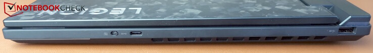 Sağ: web kamerası deklanşörü, USB-C (5Gb/s), USB-A (5Gb/s)