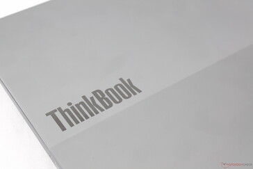 Diğer ThinkBook modellerinde bulunan tanıdık iki tonlu gri dış kapak