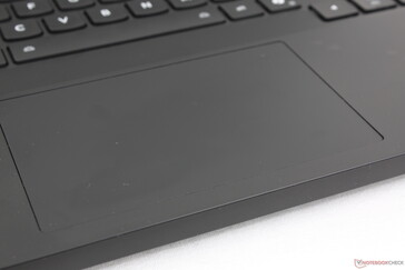 Göze hoş görünmeyen parmak izleri avuç içi dayanaklarının, tuşların ve clickpad'in her yerinde hızla birikir