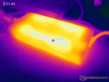 AC adaptörü zorlu yükleri çalıştırırken 48 C'nin üzerine ulaşır