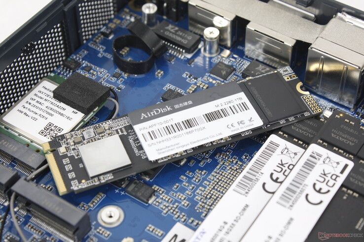 Isı dağıtıcısı çıkarılmış M.2 SSD. Sistem, iki adede kadar M.2 SSD'yi destekleyebilmesine rağmen yalnızca bir ısı dağıtıcı ile birlikte gelir