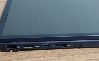 Sol taraf konektörleri: GbE jakı, HDMI 1.4, USB-C 10 Gbps (PD+DP 1.4), USB-A 5 Gbps