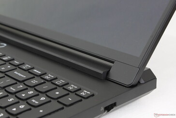 Menteşeler nispeten küçüktür, ancak açıları ayarlarken sadece biraz sallanma ile oldukça stabildir