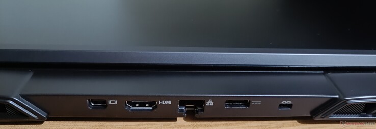 Arka konektörler: mini DisplayPort 1.4a, HDMI 2.1, 2.5 GbE jakı, poer jakı, Kensington kilidi