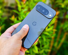Testler, Tensor G5 ve G6'nın watt başına performans açısından rakiplerinin gerisinde kaldığını gösteriyor (resimde Pixel 10)