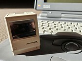 Pico Mac Nano, arka plandaki Powerbook 180 ile karşılaştırıldığında görüldüğü gibi sadece 6 cm yüksekliğindedir.