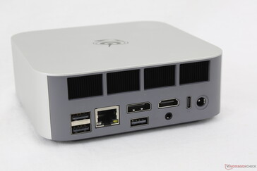 Arka kısım: USB-A 3.2 (10 Gbps), USB-A 2.0 (480 Mbps), RJ-45 (2.5 Gbps), DisplayPort 1.4 (4K@144), USB-A 2.0 (480 Mbps), HDMI 2.1 (4K@120), 3.5 mm kulaklık, USB-C 4.0 w/ DisplayPort + Güç Dağıtımı (40 Gbps), AC adaptörü