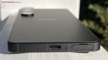 Alt: taban kenarı: USB-C, mikrofon, SIM/microSD