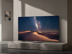 Duvarda bir Samsung TV var.