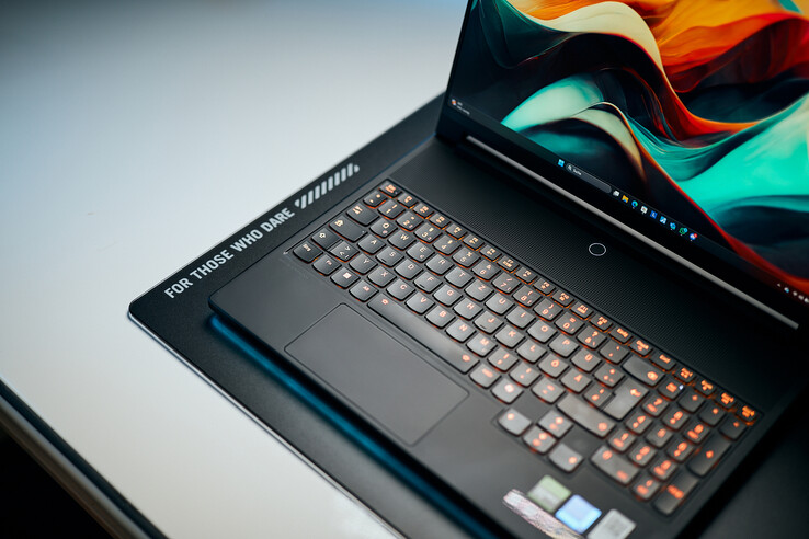 Lenovo Legion 9, daha fazla soğutmaya yer açmak için klavyeyi aşağı taşıyor ve büyük bir trackpad için çok fazla alan bırakmıyor.