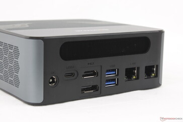 Arka kısım: AC adaptör bağlantı noktası, USB-C 4.0 Güç Dağıtımı + DisplayPort (8K@60 Hz), HDMI 2.0 (4K@60 Hz), DisplayPort 1.4 (4K@144 Hz), 2x USB-A 3.2 Gen. 2 (10 Gbps), 2x RJ-45 (2.5 Gbps)
