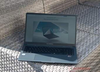 Asus ExpertBook B1 dış mekan