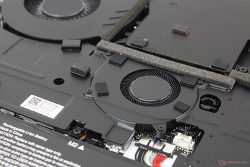 SODIMM veya SSD yuvalarına erişmek için üçüncü fan çıkarılmalıdır