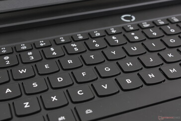 Basit membran tuşlar, çoğu ultra ince dizüstü bilgisayardan daha sıkı ve daha rahattır