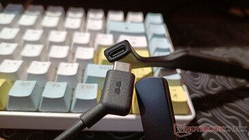 Gözlük üzerindeki USB-C bağlantısı (Görsel kaynağı: Notebookcheck)