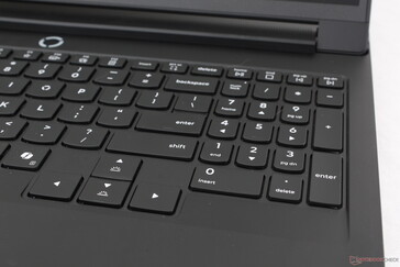 Numpad tuşları ana QWERTY tuşlarından daha dar, ok tuşları ise daha büyüktür