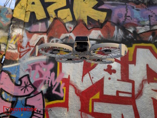 Pixel 7 Pro: Mauerpark Graffiti Duvarı önünde DJI Flip