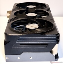 RTX 4080 Super Gaming OC'nin üçlü WindForce fanları stres altında hissedilir derecede yüksek ses çıkarabilir