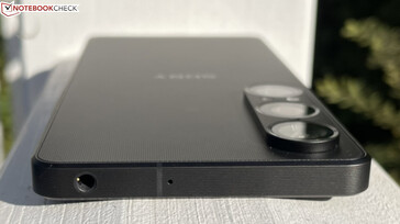 Üst: 3,5 mm ses girişi, mikrofon