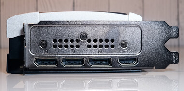 Bağlantı Noktaları: 3x DisplayPort 2.1b çıkışı, 1x HDMI 2.1b çıkışı