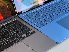 MacBook Air 13 M3 (solda) vs. Surface Laptop 13 (sağda)