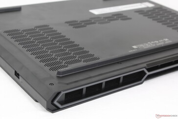 RGB LED'ler arka havalandırma ızgaraları ve ön kenar boyunca uzanır