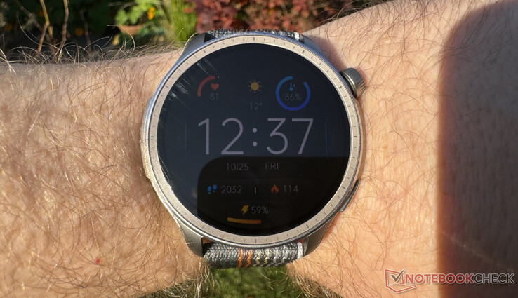 Amazfit Balance ekranı güneş altında da kolay okunur