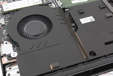 İki adet 60 mm fana ve üçüncü bir küçük 40 mm fana sahip buhar odası