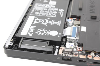 Ön köşelere yakın iki aşağı ateşlemeli hoparlör ve arka tarafta iki yukarı ateşlemeli hoparlör daha