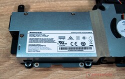 Dahili olarak monte edilmiş 135 watt PSU