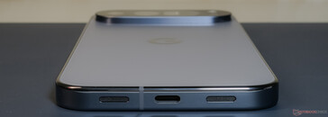 Alt kısım: Hoparlör, USB 3.2 Type-C, Mikrofon