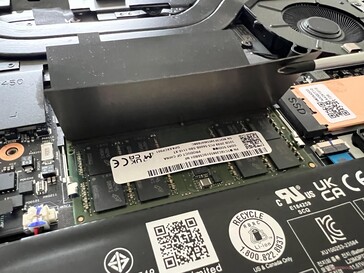 96 GB'a kadar RAM için iki SO-DIMM yuvası